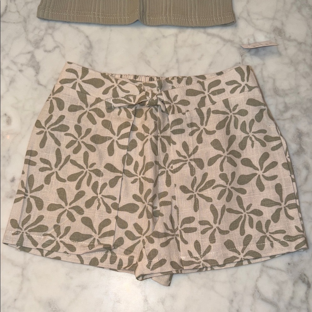 NWT Jessica Simpson Olive and Cream Floral Short Outfit 3Y - Picture 2 of 7